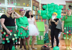 Zielone balony, rodzice w ekologicznych strojach wystawiają dla dzieci przedstawienie o tematyce ekologicznej.